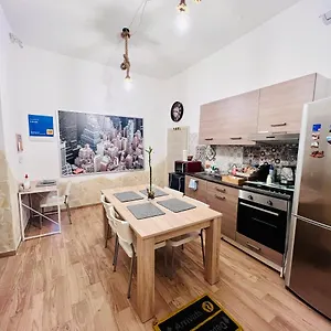 Il , Aeroporto di Catania Fontana Rossa Italia